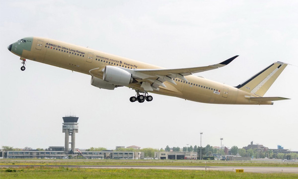 L'Airbus A350-900ULR ralise son premier vol